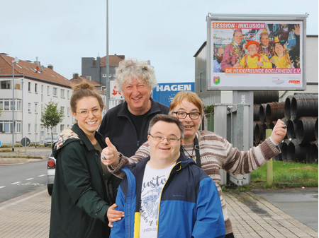 Sofie Wagner, Meinhard Wirth, Miguel de la Torre-Sanchez und Claudia Alstadt (von links) vor einem Plakatmotiv der ersten Kampagne von „Hagen bewegt!“
